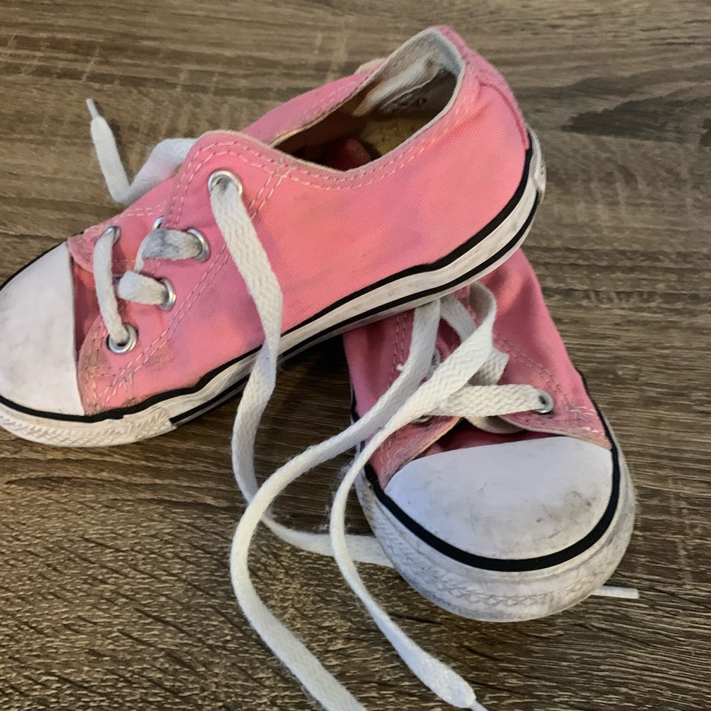 Pink toddler low top converse classic